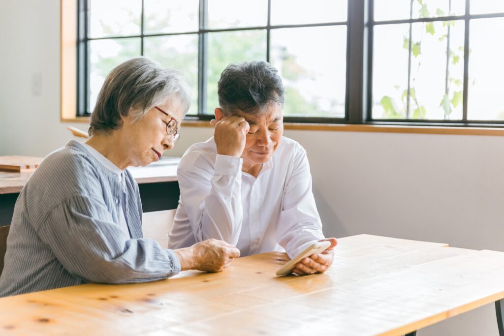 老夫婦が悩んでいる写真
