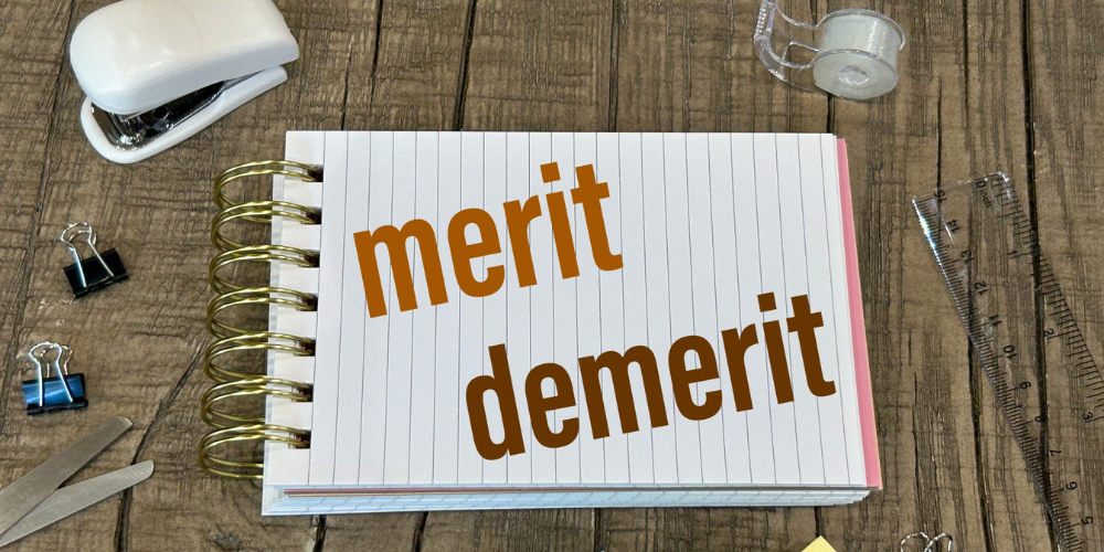 ノートに「merit demerit」と書かれた比較イメージ