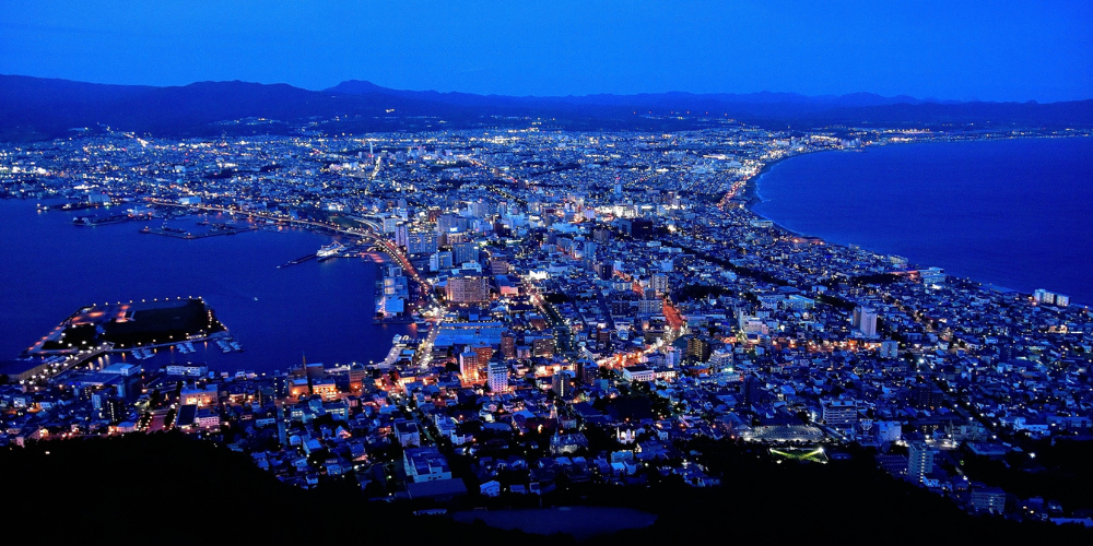 夜景に輝く函館市のパノラマビュー
