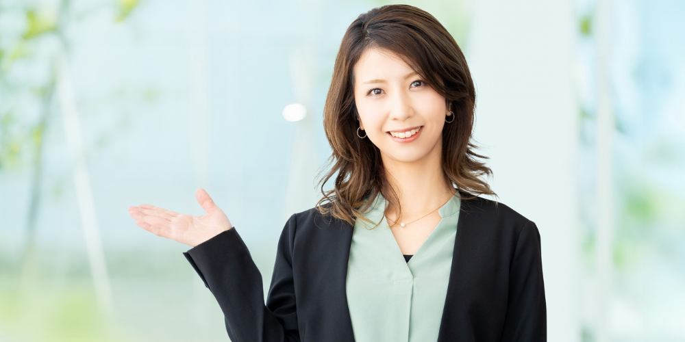 案内するスーツ姿の営業担当女性