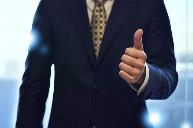 グッドサインをするビジネスマン