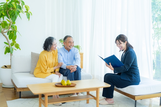 相談する高齢者