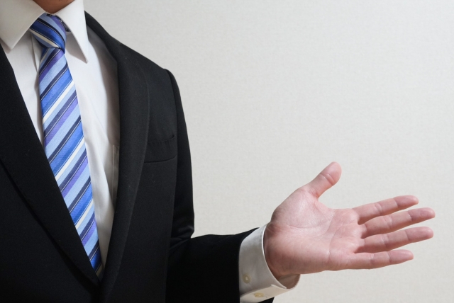 紹介するビジネスマン