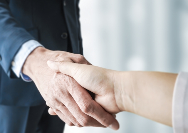 握手するビジネスマン