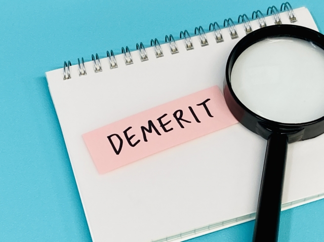 DEMERITの文字列と虫眼鏡