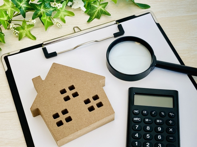 家の模型と計算機　査定のイメージ