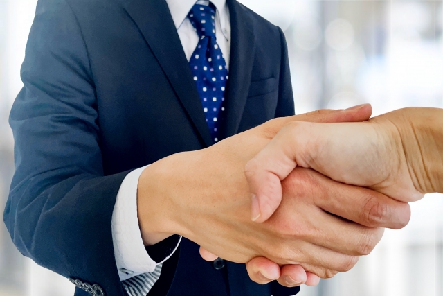 握手する男性