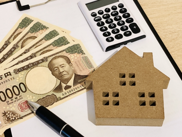 家の模型とお札