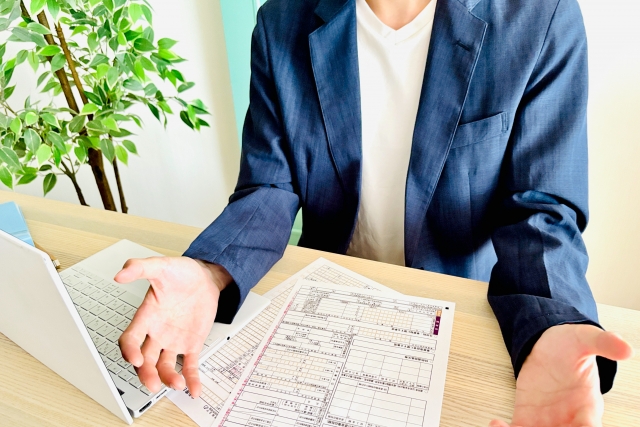 説明をするビジネスマン