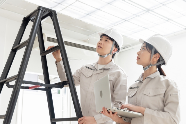 点検する二人の作業員