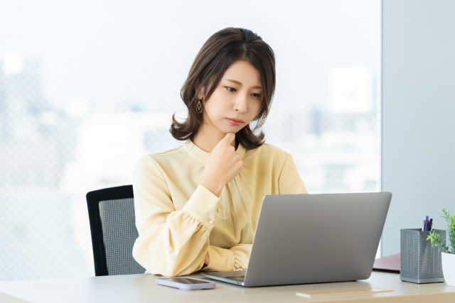 不動産一括査定サイトを使っている女性