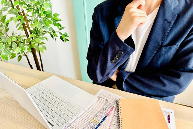 パソコンと向き合う男性