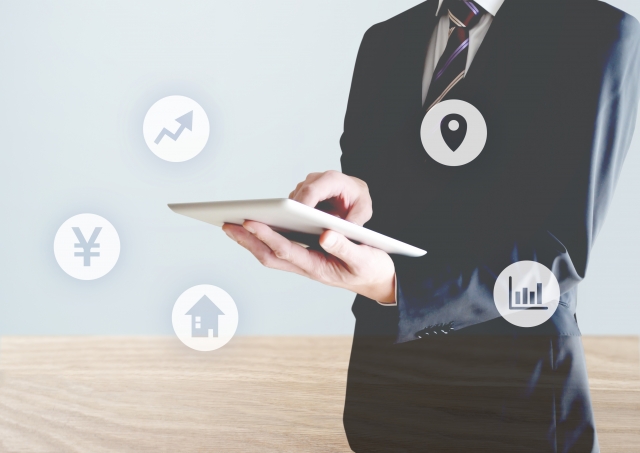 タブレットを持つビジネスマン