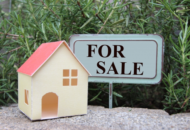 家の模型とFOR SALEの文字列
